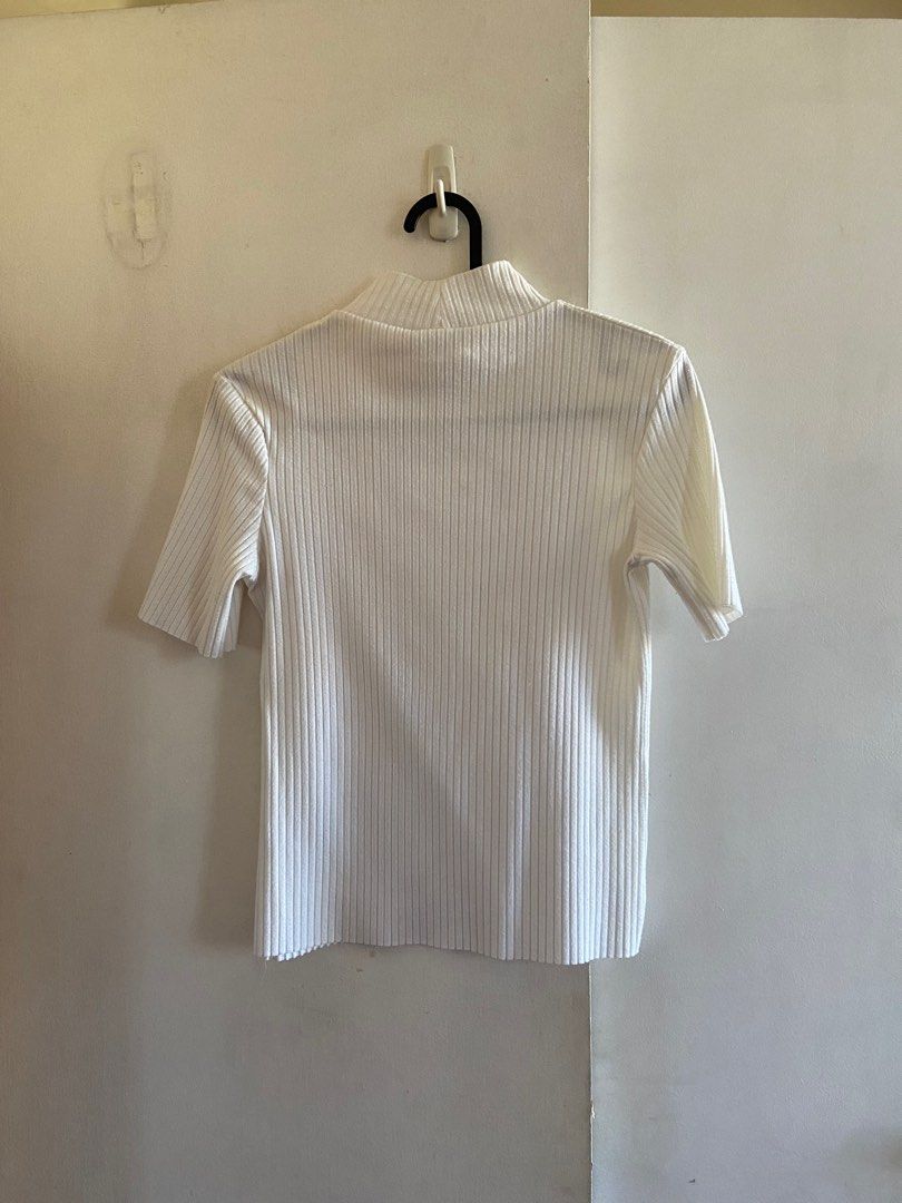 Bershka White Ribbed Turtleneck (Category: Blouses) located in Marikina City. Submitted by beinginspace (Listing ID 1291055087, Image 2). Description: .