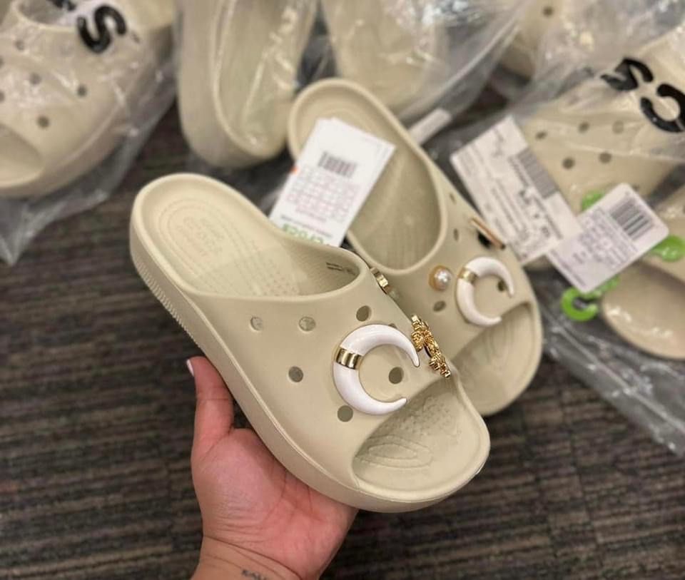 Brand New Crocs Classic Slide in Bone (Category: Slippers and slides) located in Davao. Submitted by mj_2021 (Listing ID 1291115233, Image 3). Description: Brand New (Original) Crocs Classic Slide in Bone (W8) Size: US 8 never been used since the time na na-purchase ang item sa store (from Crocs store).