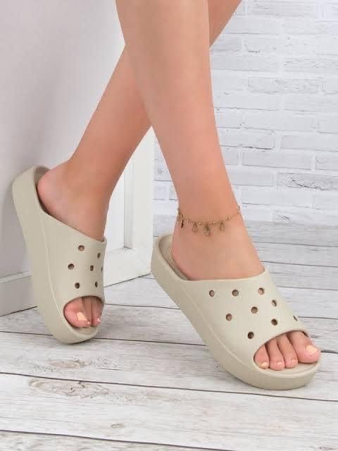 Brand New Crocs Classic Slide in Bone (Category: Slippers and slides) located in Davao. Submitted by mj_2021 (Listing ID 1291115233, Image 2). Description: Brand New (Original) Crocs Classic Slide in Bone (W8) Size: US 8 never been used since the time na na-purchase ang item sa store (from Crocs store).