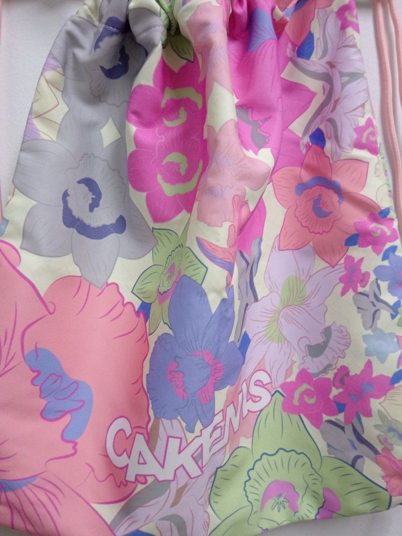 Dawnstring Bag (Category: Shoulder Bags) located in Shah Alam. Submitted by adilaaa (Listing ID 1291097377, Image 2). Description: ➡️ Brand Cakenis ❗ Ada stain dekat bag, refer last pic ➡️ Design floral, base light yellow ➡️ Measurement in inches Length 20" Width 19" ➡️ Free delivery for West Malaysia, for Sabah & Sarawak add RM10.