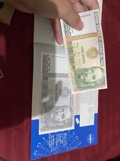 Foreign banknotes w/ banknote album