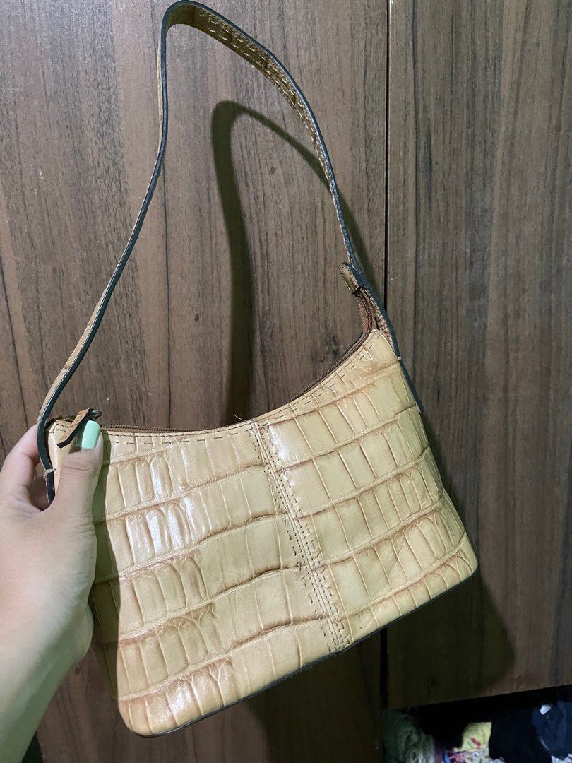 Fossil brand bagg 200 onlyy preloved no issue (Category: Shoulder Bags) located in Batangas. Submitted by zo_eee (Listing ID 1291119376, Image 2). Description: Fossil brand bagg 200 onlyy preloved no issue.