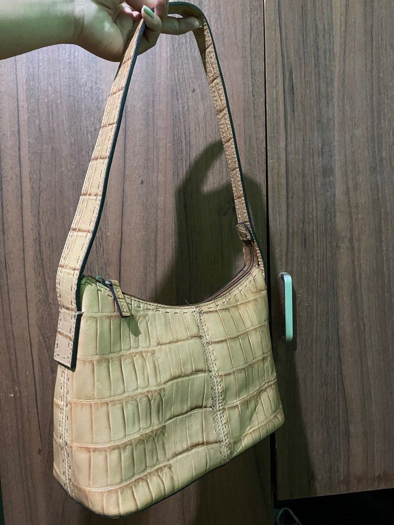 Fossil brand bagg 200 onlyy preloved no issue (Category: Shoulder Bags) located in Batangas. Submitted by zo_eee (Listing ID 1291119376, Image 3). Description: Fossil brand bagg 200 onlyy preloved no issue.