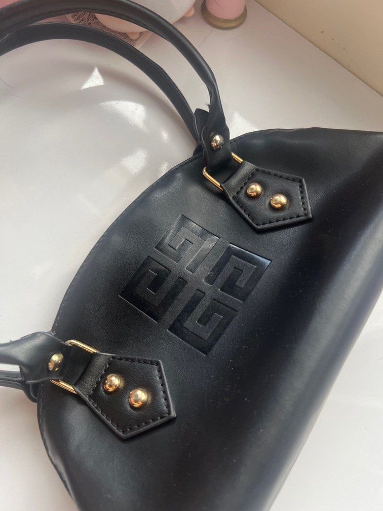 Givenchy Makeup pouch (Category: Luxury Bags & Wallets) located in Angeles City. Submitted by kylvldz (Listing ID 1291077200, Image 2). Description: Barely used Light makeup stains inside Authentic complimentary item Can be used as small bag.
