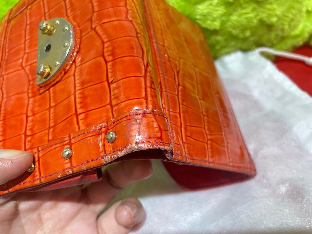 Metrocity wallet (Category: Luxury Bags & Wallets) located in Pasay City. Submitted by hearty12 (Listing ID 1291036710, Image 2). Description: Original Metro city wallet Orange color Faded hardware and small cracking at the side. With tiny press marks inside ( id slot) Color: 6/10.
