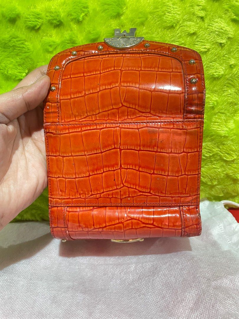 Metrocity wallet (Category: Luxury Bags & Wallets) located in Pasay City. Submitted by hearty12 (Listing ID 1291036710, Image 3). Description: Original Metro city wallet Orange color Faded hardware and small cracking at the side. With tiny press marks inside ( id slot) Color: 6/10.
