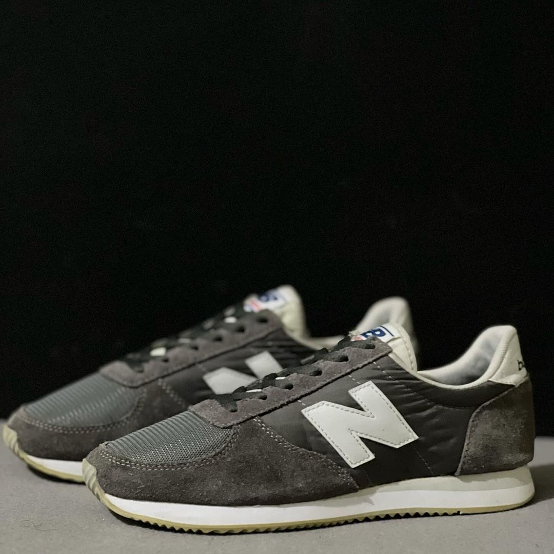 New balance 220 Fesyen Pria Sepatu Sneakers di Carousell
