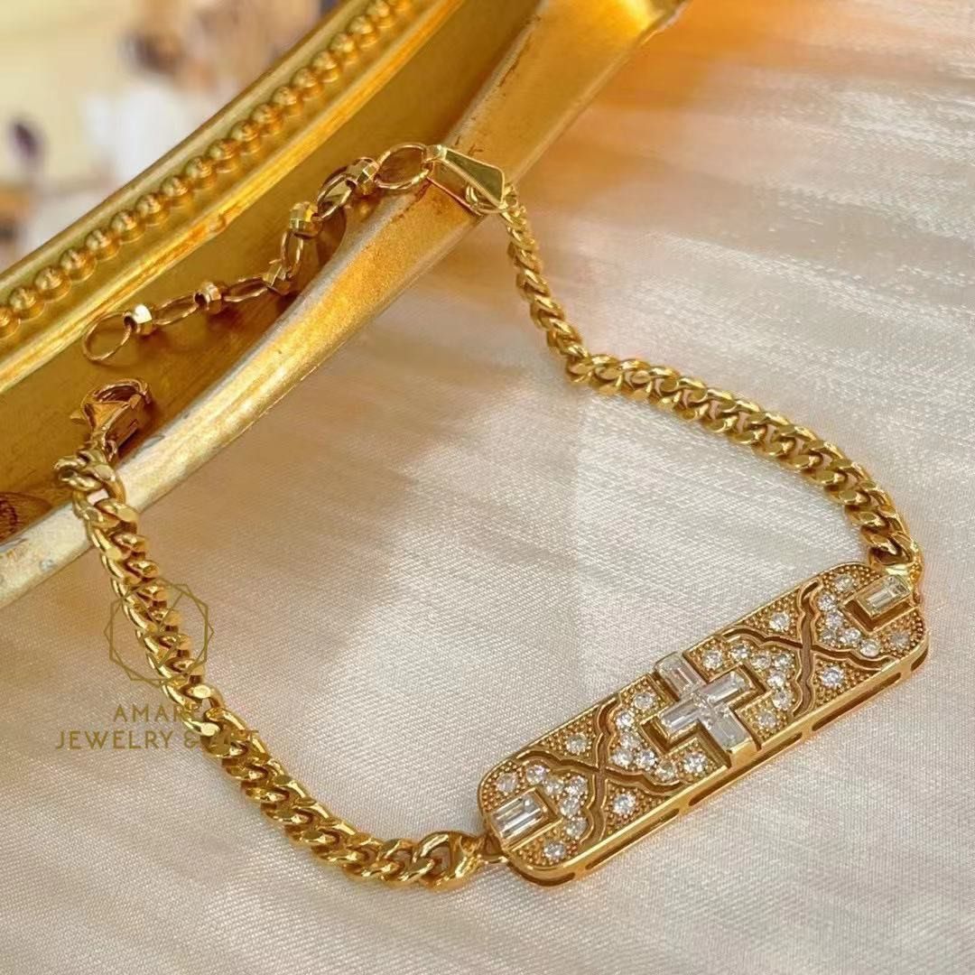 設計新品nice就一條😍！ Diamond & 18K gold Bracelet！ 復古風鑽石&18K金手鍊！全手工18K金珠邊&大粒T方鑽！  鏈條⛓️古巴有質感可以調節，有質感&時尚感！ 就一條只售7980HKD👑⛓️, 女裝, 飾物及配件, 手鍊- Carousell