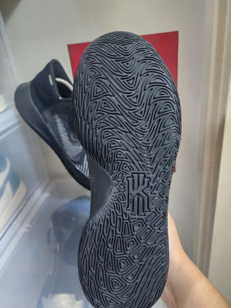 Kyrie flytrap triple black best sale