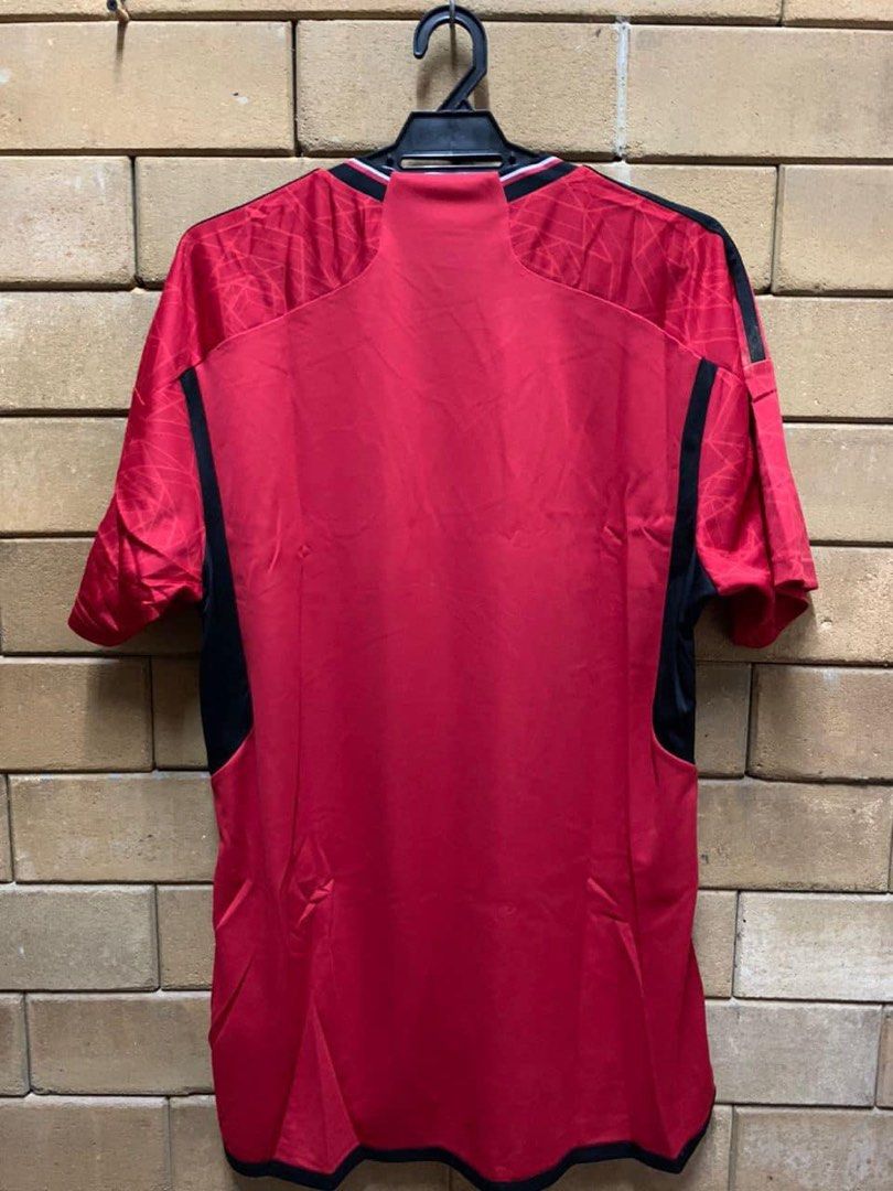 Original Manchester United Home Fan Issue 23/24, XS, XL and 2XL (Category: Activewear) located in Kuala Lumpur. Submitted by najmidarwish (Listing ID 1291082267, Image 2). Description: Manutd Home 23/24 Fan Issue. Original BNWT Ada 2 size. XS dan XL Size XS - 1 XL - 3 Sehelai RM180 tidak termasuk Postage.