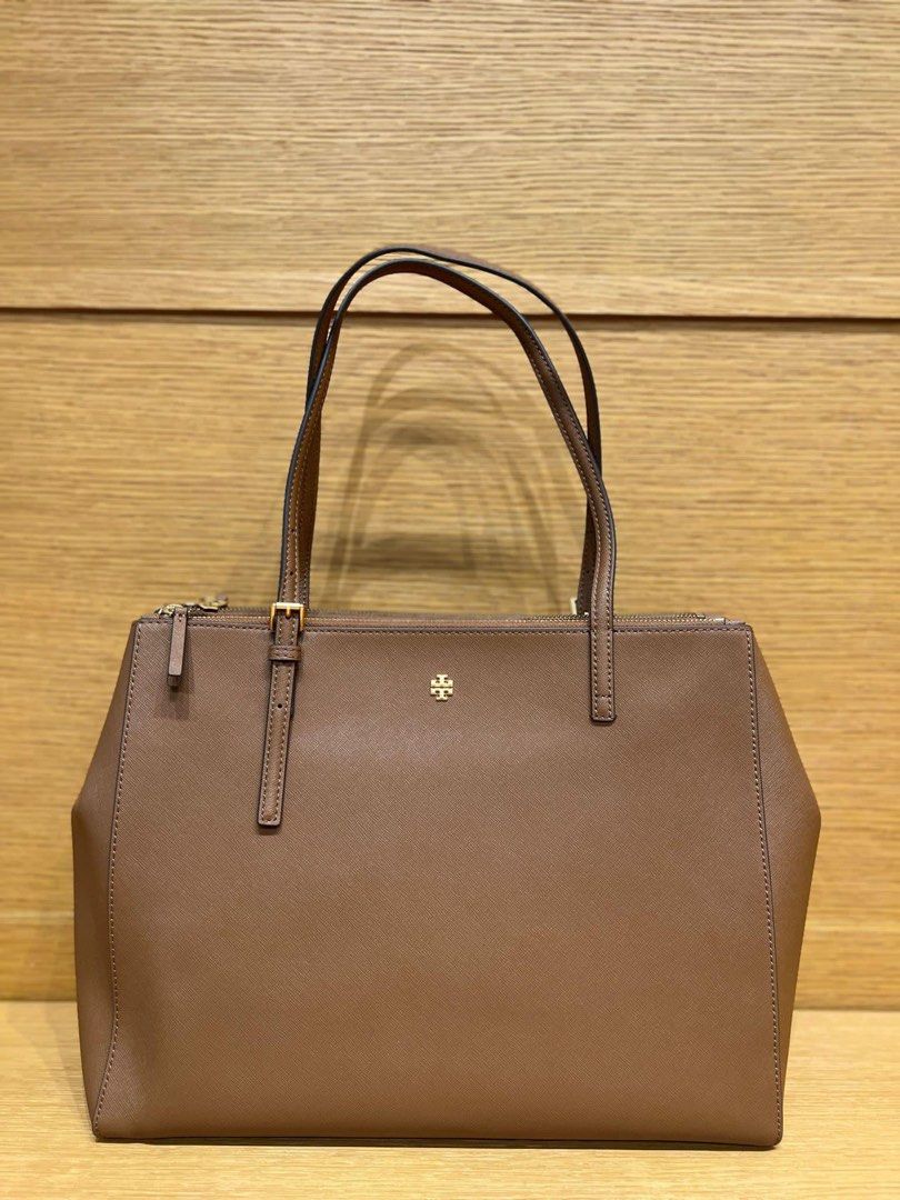 💯ORIGINAL TORY BURCH EMERSON DOUBLE ZIP LARGE TOTE MOOSE (Category: Luxury Bags & Wallets) located in Quezon City. Submitted by ashongsstore (Listing ID 1291059556, Image 2). Description: 🇵🇭ONHAND🇵🇭 EMERSON DOUBLE ZIP LARGE TOTE ‼️Please look at our pictures as that is exactly what you are purchasing‼️ 10000% Original Not REPLICA, OEM, TOP GRADE QUALITY, AUTHENTIC QUALITY or Any other Terms to DENOTE FAKE! 😎 . Guaranteed ORIGINAL AND BRANDN
