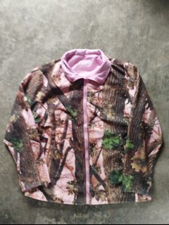 Realtree Pink Camo Zipped Jacket
Fit to Large
Width 23 x Length 28 
Very Good Condition
No tags
Price : 450 + sf