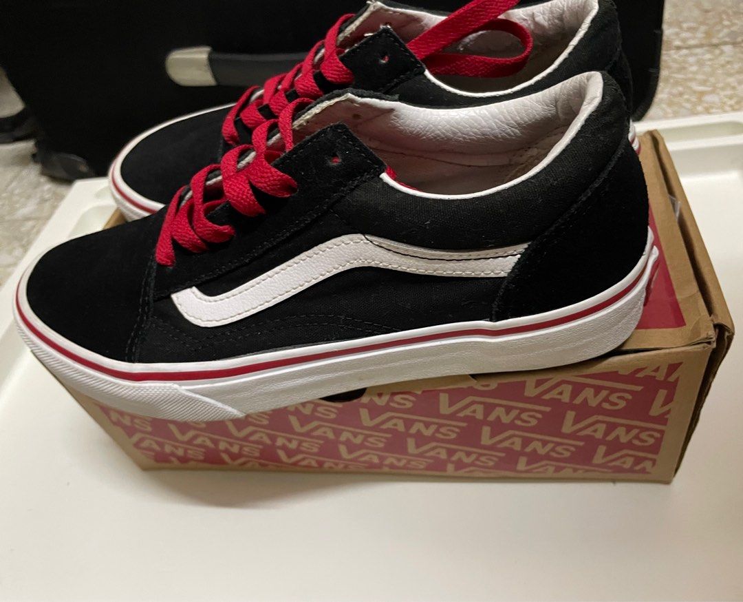 Black vans red laces deals