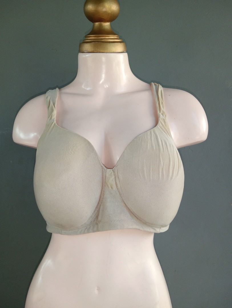 44b Vanity fair bra thin pads nonwire, Women's Fashion, Undergarments &  Loungewear on Carousell