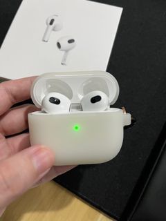 Apple AirPods Gen 3 (Late 2021) with MagSafe Charging Case