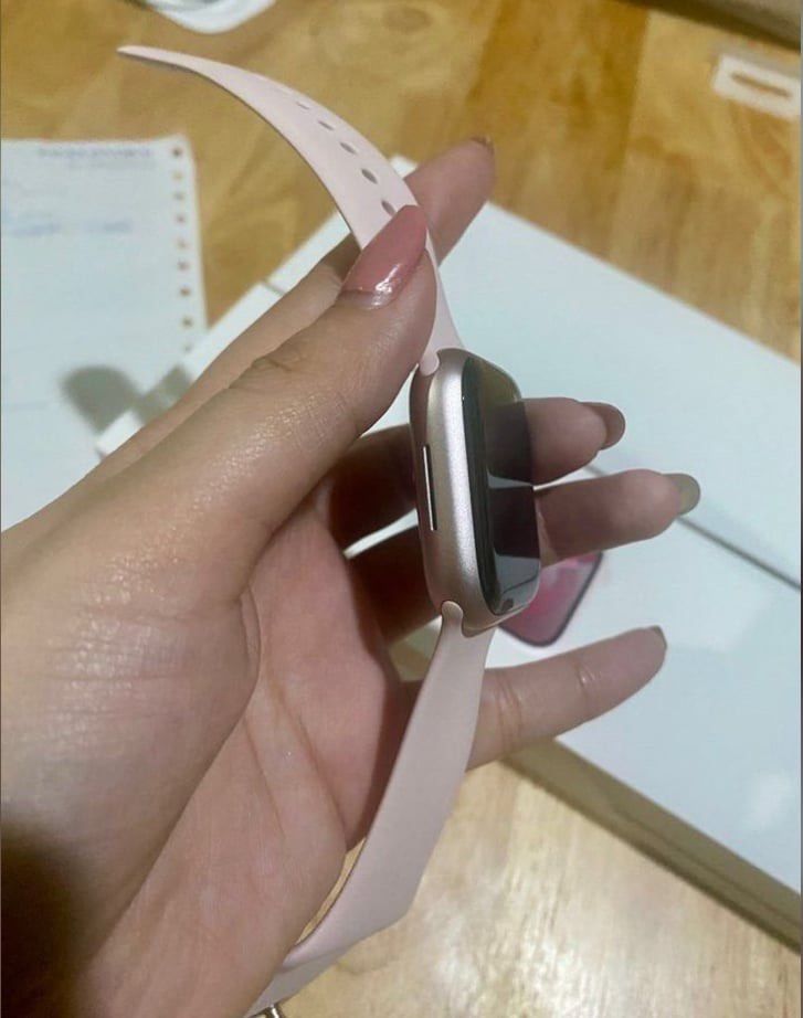 Apple Watch Series 9 45mm (Pink) (Category: Wearables & Smart Watches) located in Manila. Submitted by MsHollywood_Goodfinds99 (Listing ID 1291225408, Image 2). Description: Bought last Dec 2023, used twice. Good as new. Bought from Power Mac.