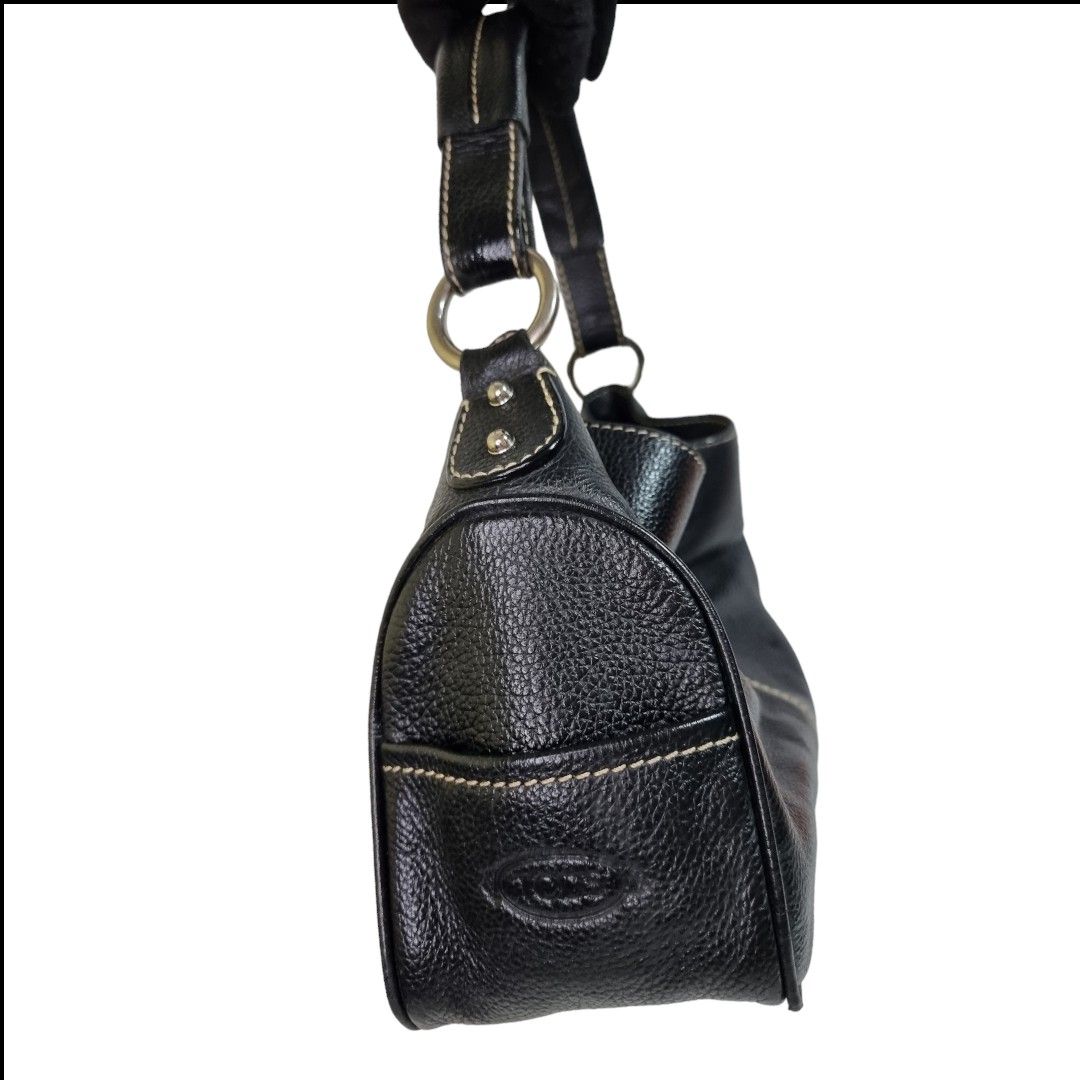 Authentic Tod'S shoulder bag (Category: Luxury Bags & Wallets) located in Quezon City. Submitted by manerarestorationservices (Listing ID 1291274349, Image 3). Description: Money back Guarantee 💯% Guaranteed authentic *Brand: TOD'S shoulder bag *Materials: grained leather pure *Color: black *Size: small *Condition: 8/10 no damage na stock lang ng matagal -Used * Inclusions: bag with dustbag Rank review by the criterion of our shop about the prod