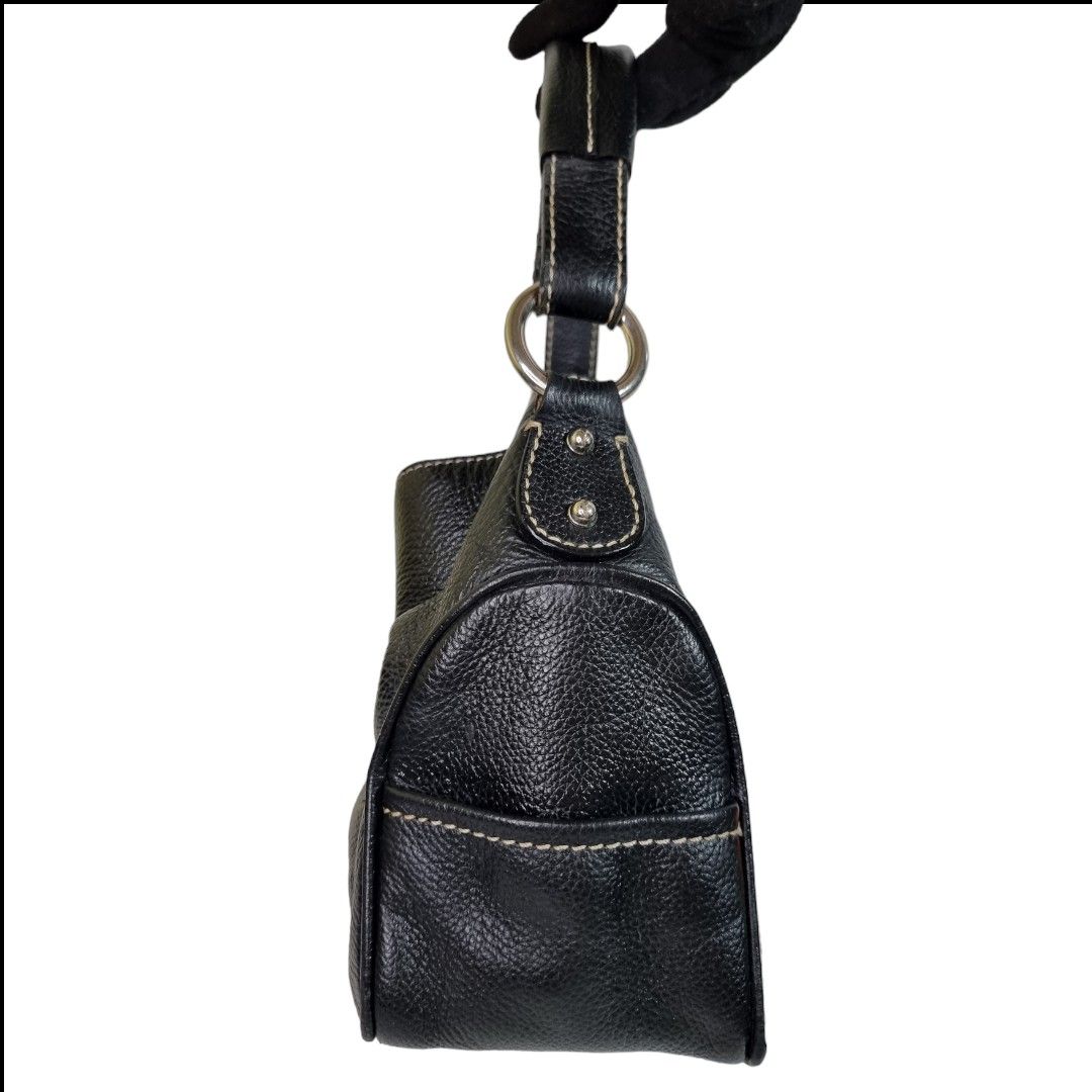 Authentic Tod'S shoulder bag (Category: Luxury Bags & Wallets) located in Quezon City. Submitted by manerarestorationservices (Listing ID 1291274349, Image 2). Description: Money back Guarantee 💯% Guaranteed authentic *Brand: TOD'S shoulder bag *Materials: grained leather pure *Color: black *Size: small *Condition: 8/10 no damage na stock lang ng matagal -Used * Inclusions: bag with dustbag Rank review by the criterion of our shop about the prod