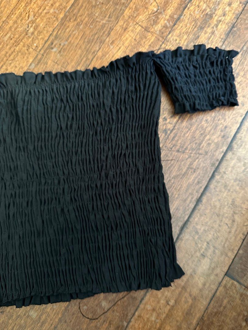 black off shoulder ruched top (Category: Others Tops) located in Quezon City. Submitted by krishagee (Listing ID 1291230038, Image 2). Description: .