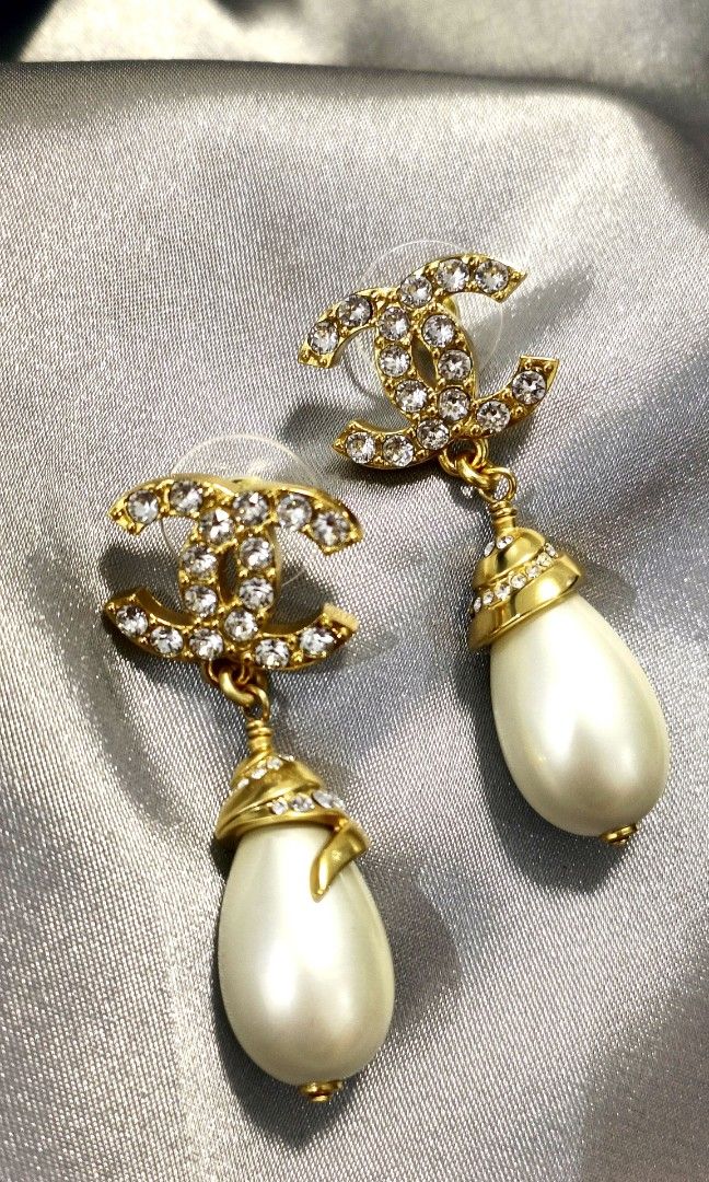 Chanel White CC Pearl Dangle Drop Earrings – THE CLOSET