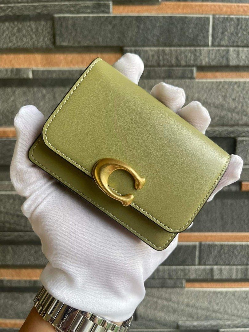 Coach Bandit Card Wallet (Category: Luxury Bags & Wallets) located in Mandaluyong City. Submitted by stuffnmore (Listing ID 1291294619, Image 3). Description: Coach bandit card wallet Pinas onhand Can hold up to 20 cards Inclusion tag and carecard .