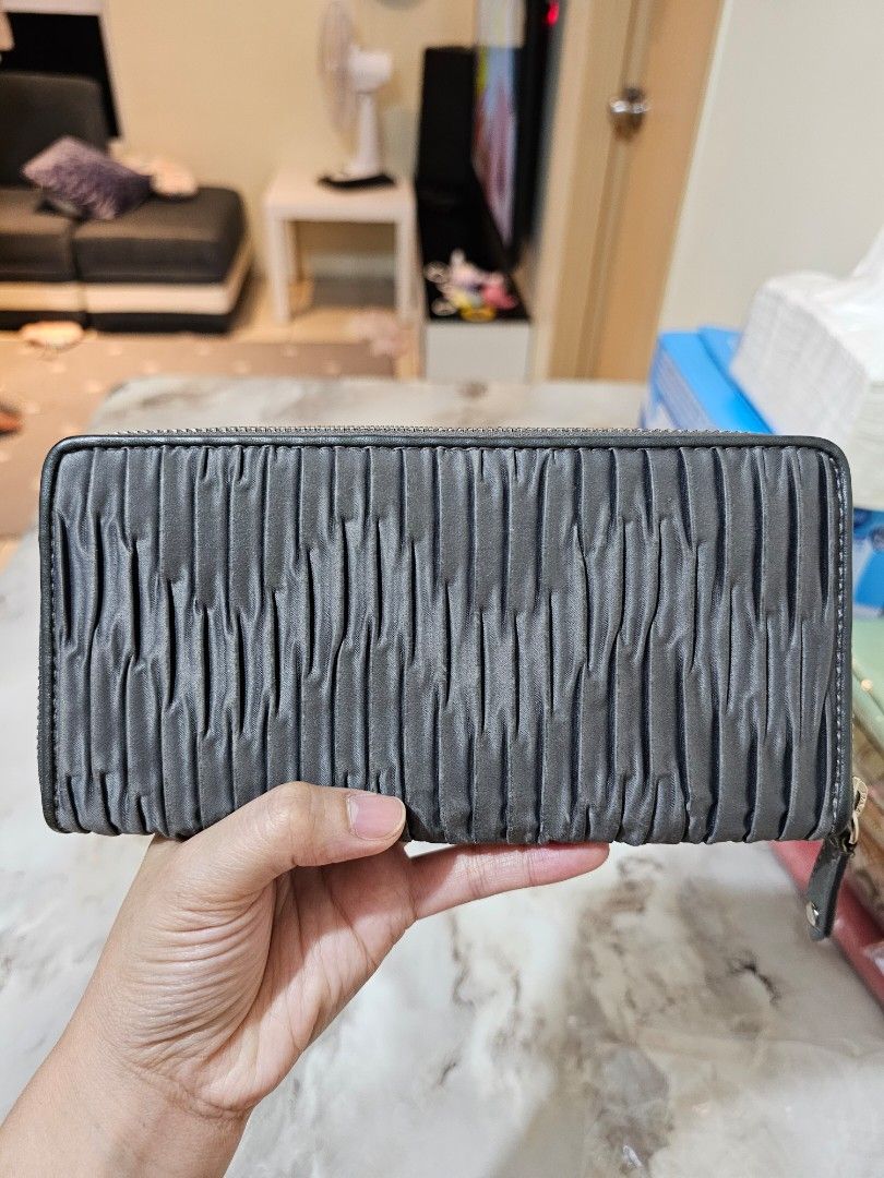 Coach Gray Wallet (Category: Luxury Bags & Wallets) located in Pasig City. Submitted by honey_hlrc (Listing ID 1291192907, Image 2). Description: JAPAN PRELOVED Michael Kors, Coach, Furla, Kate Spade Bags and Wallets ✅️Guaranteed Authentic and Original 💯 Money back guarantee if proven fake 📩 DM for orders and more details.