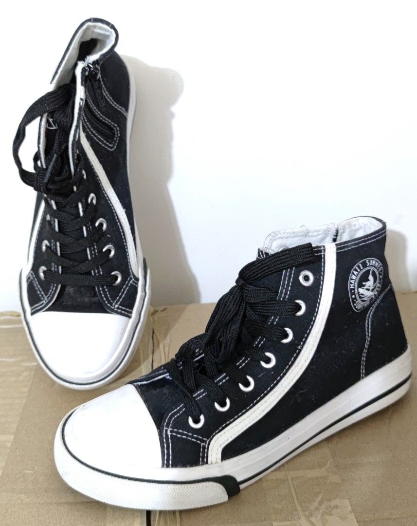 Canvas shoes with zipper outlet