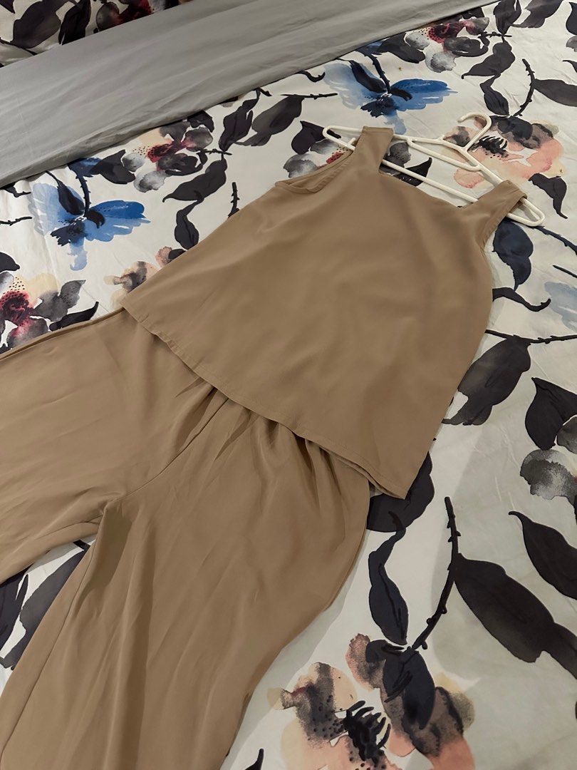 Korean Coordinates (Beige) (Category: Sets or Coordinates) located in Manila. Submitted by kyleenvr (Listing ID 1291284761, Image 2). Description: Lighter shade of brown in actual (not yellowish) Free size - fits S to M Flowy fabric Stretch pants.