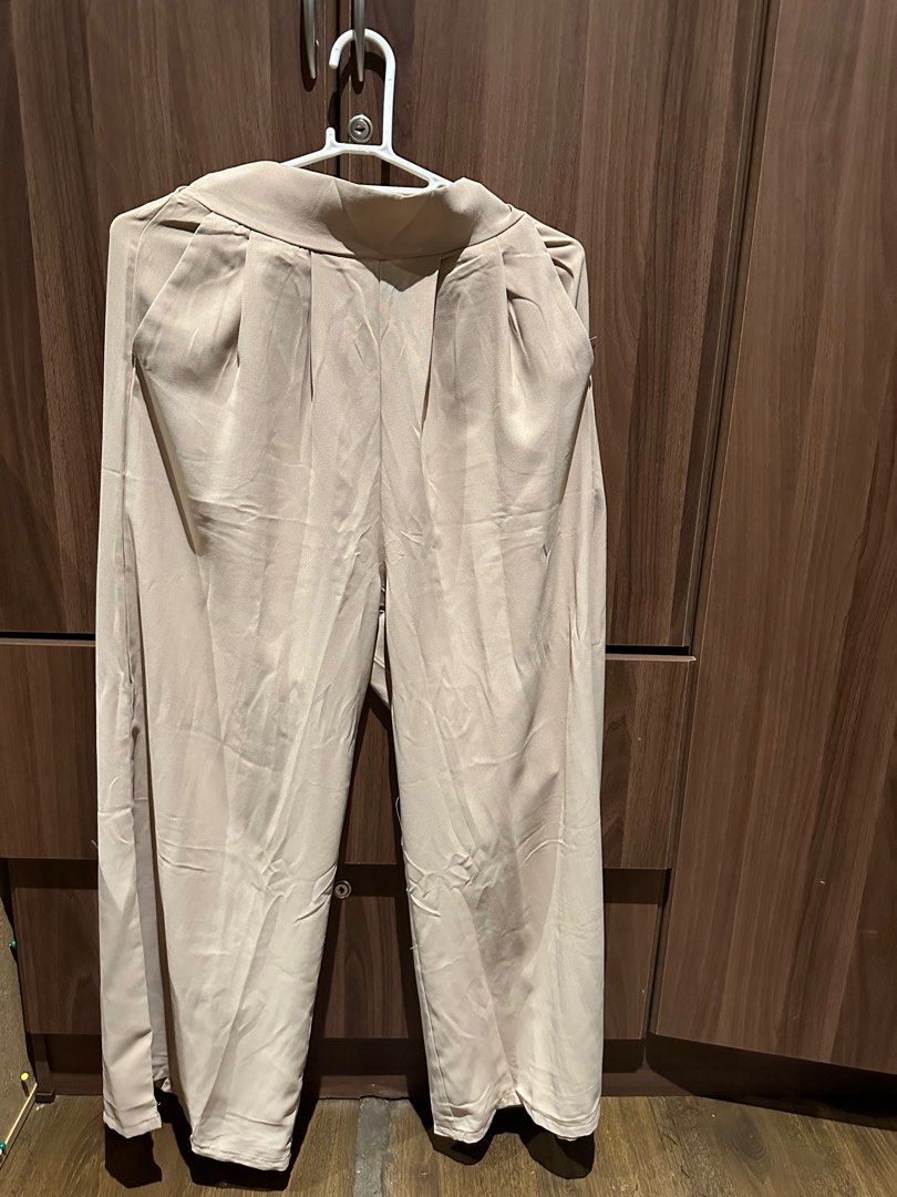 Korean Coordinates (Beige) (Category: Sets or Coordinates) located in Manila. Submitted by kyleenvr (Listing ID 1291284761, Image 3). Description: Lighter shade of brown in actual (not yellowish) Free size - fits S to M Flowy fabric Stretch pants.