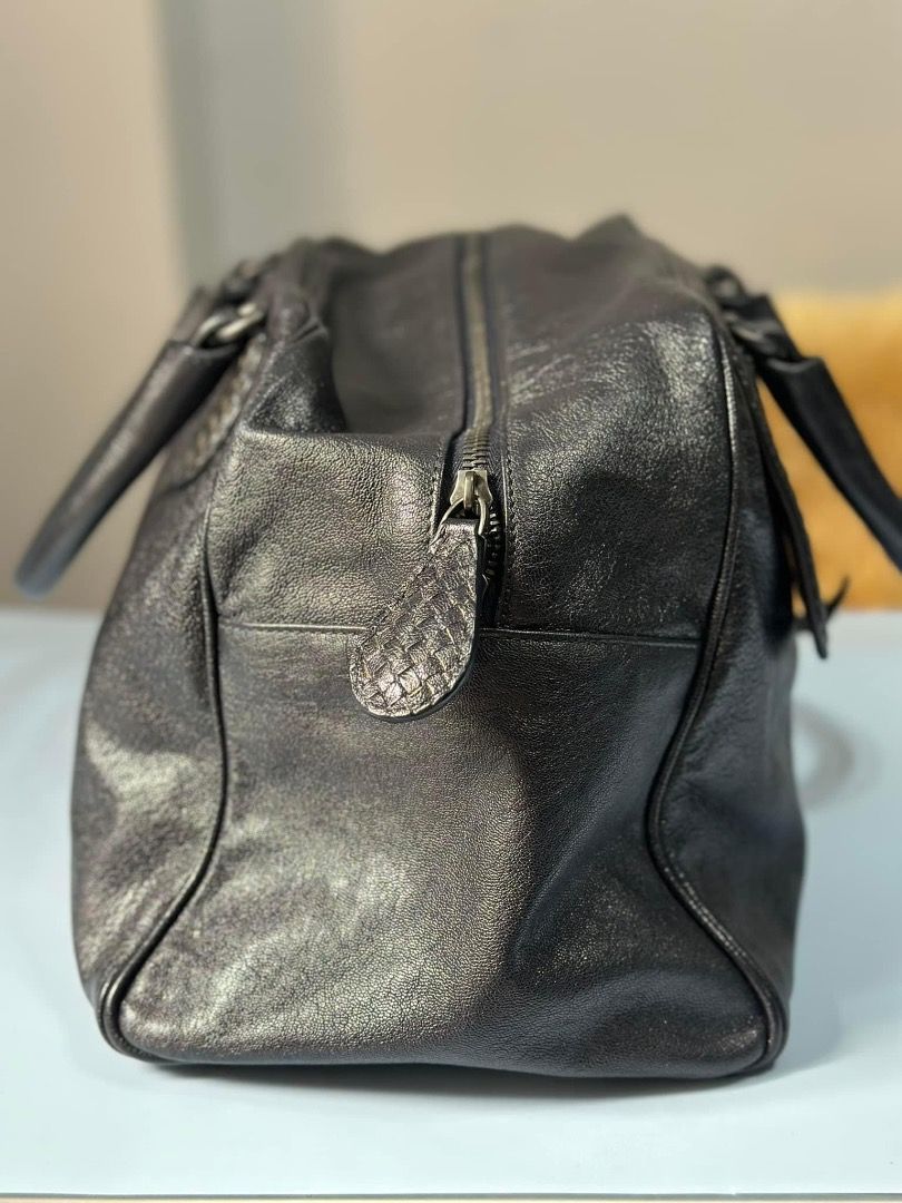 Leather Large Karung Bowling Bottega Venetta (Category: Luxury Bags & Wallets) located in Quezon City. Submitted by hellopatchi (Listing ID 1291186117, Image 3). Description: Intrecciato Leather Large Karung Bowling Can be a travel bag 9/10 Condition Bag only .