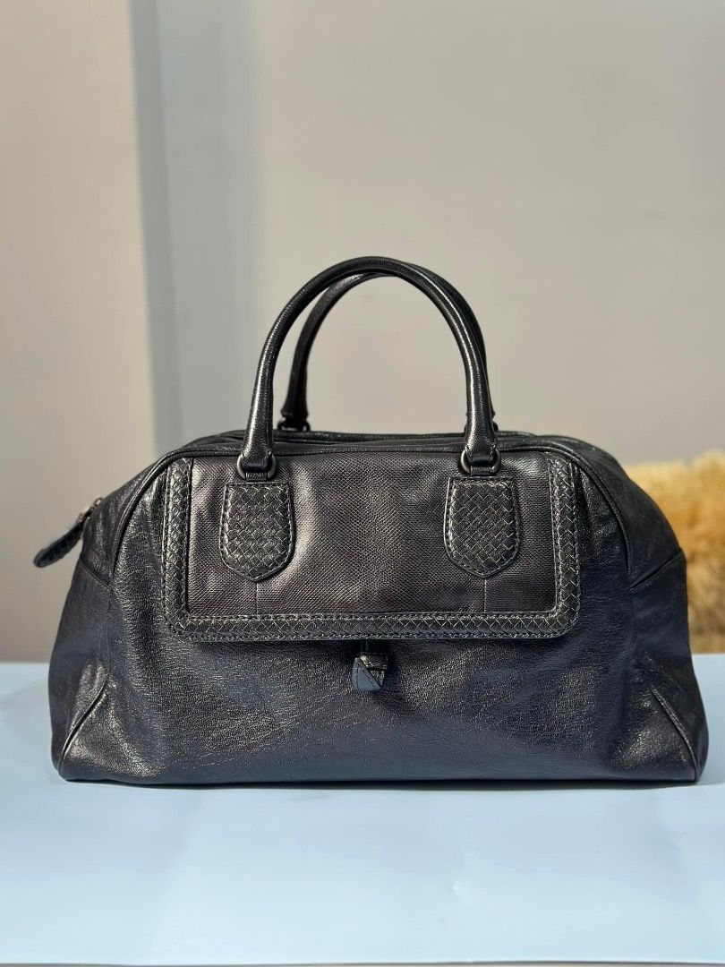 Leather Large Karung Bowling Bottega Venetta (Category: Luxury Bags & Wallets) located in Quezon City. Submitted by hellopatchi (Listing ID 1291186117, Image 2). Description: Intrecciato Leather Large Karung Bowling Can be a travel bag 9/10 Condition Bag only .