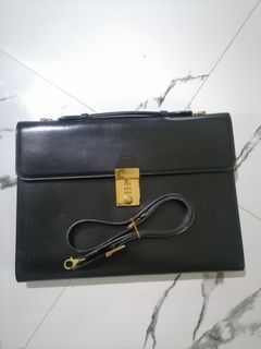 Sale!! Mens Office Bag with Shoulder Strap
-LAMAF GENUINE LEATHER MATERIAL BRIEFCASE
-may extra Compartment sa Likod
In VGC