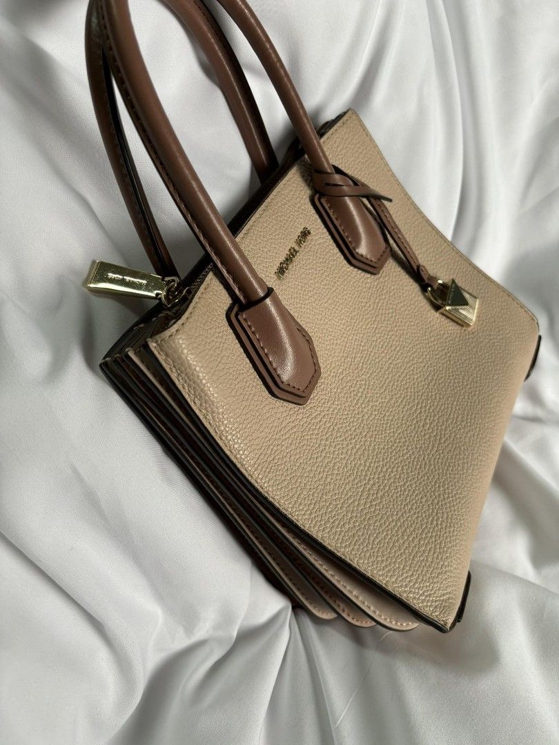Michael Kors Bag (Category: Luxury Bags & Wallets) located in Quezon City. Submitted by celine_25 (Listing ID 1291297779, Image 3). Description: MK Mercer Accordion Bag Saffiano leather Original price @ ₱21450 Medium size 8.75”W X 7.5”H X 4”D 1 zipper + 3 card slots.