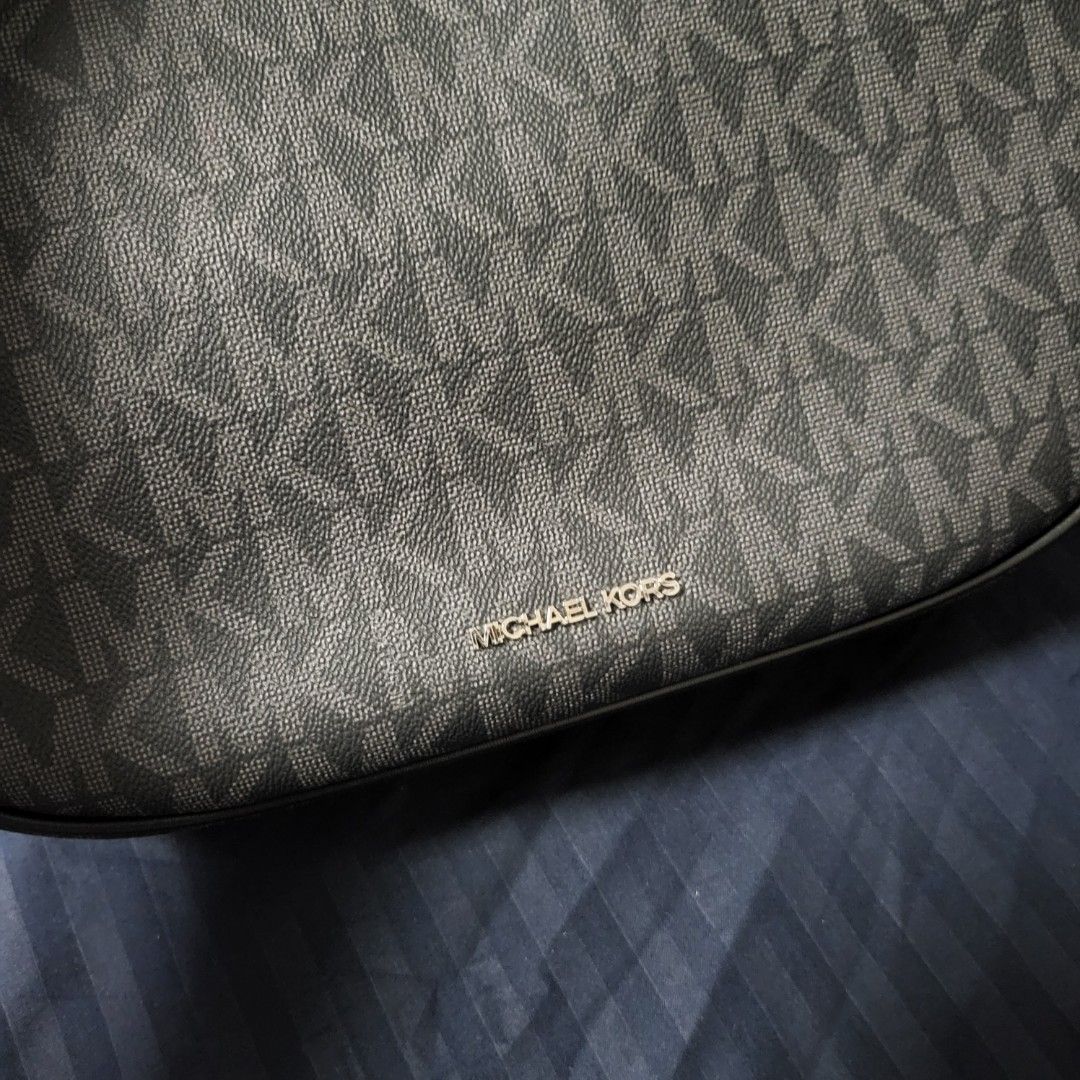 Mk kelsey medium hobo (Category: Luxury Bags & Wallets) located in Marikina City. Submitted by 1stuffshop (Listing ID 1291247821, Image 3). Description: .