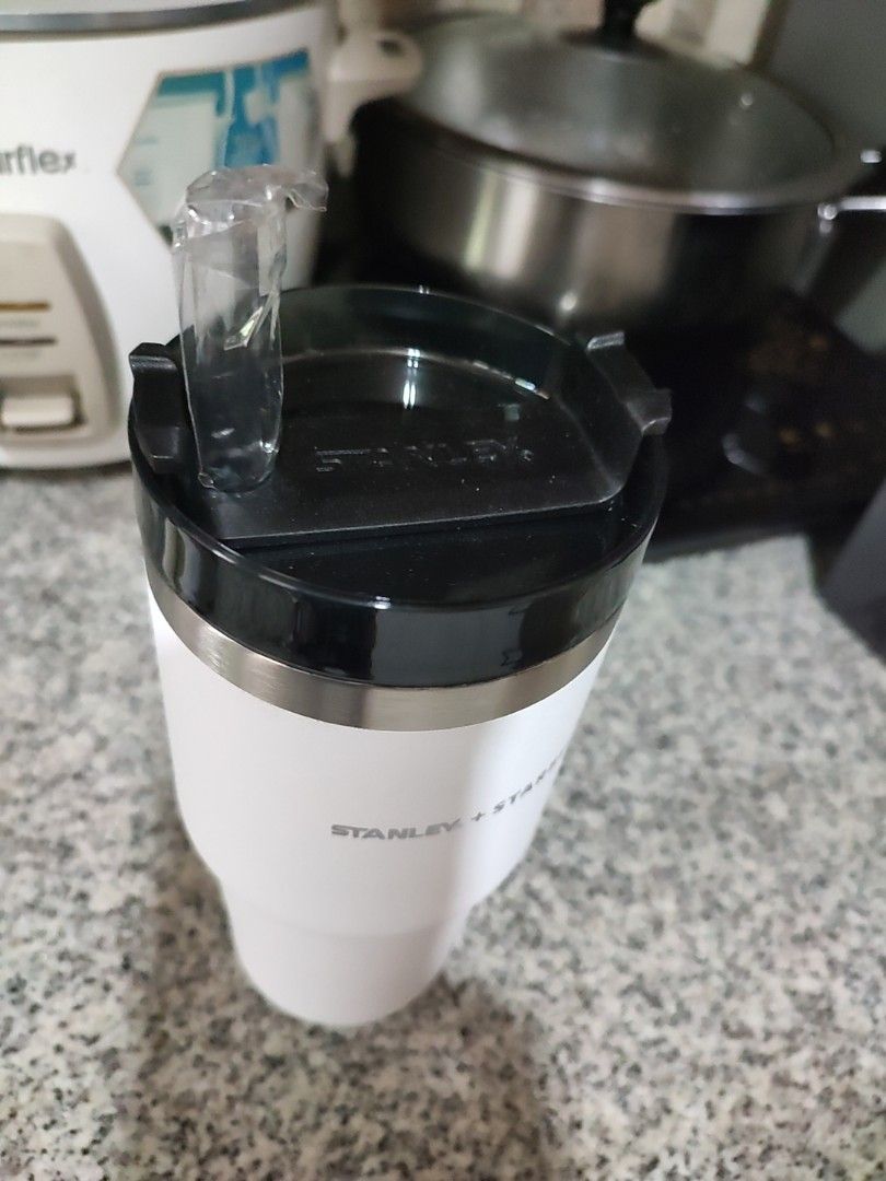 Stainless vacuum tumbler thermal flask (Category: Water Bottles & Tumblers) located in Quezon City. Submitted by PaidTY (Listing ID 1291220478, Image 3). Description: insulated coffee bottle so ganda sa personal♥️.