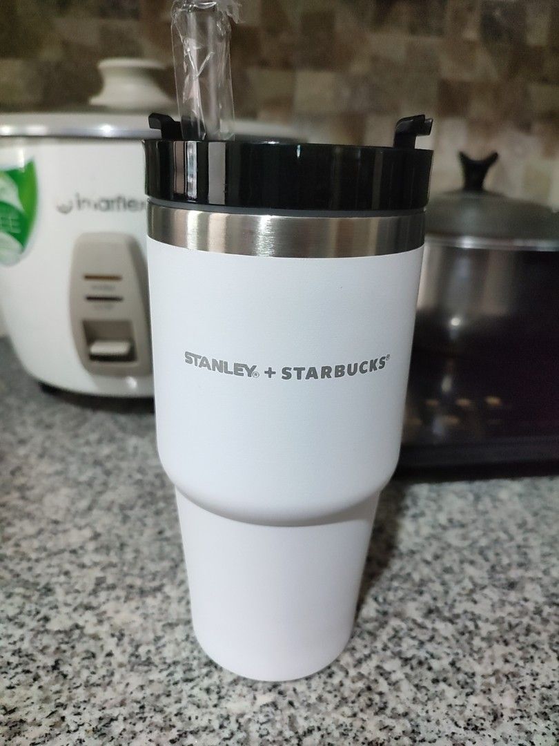 Stainless vacuum tumbler thermal flask (Category: Water Bottles & Tumblers) located in Quezon City. Submitted by PaidTY (Listing ID 1291220478, Image 1). Description: insulated coffee bottle so ganda sa personal♥️.