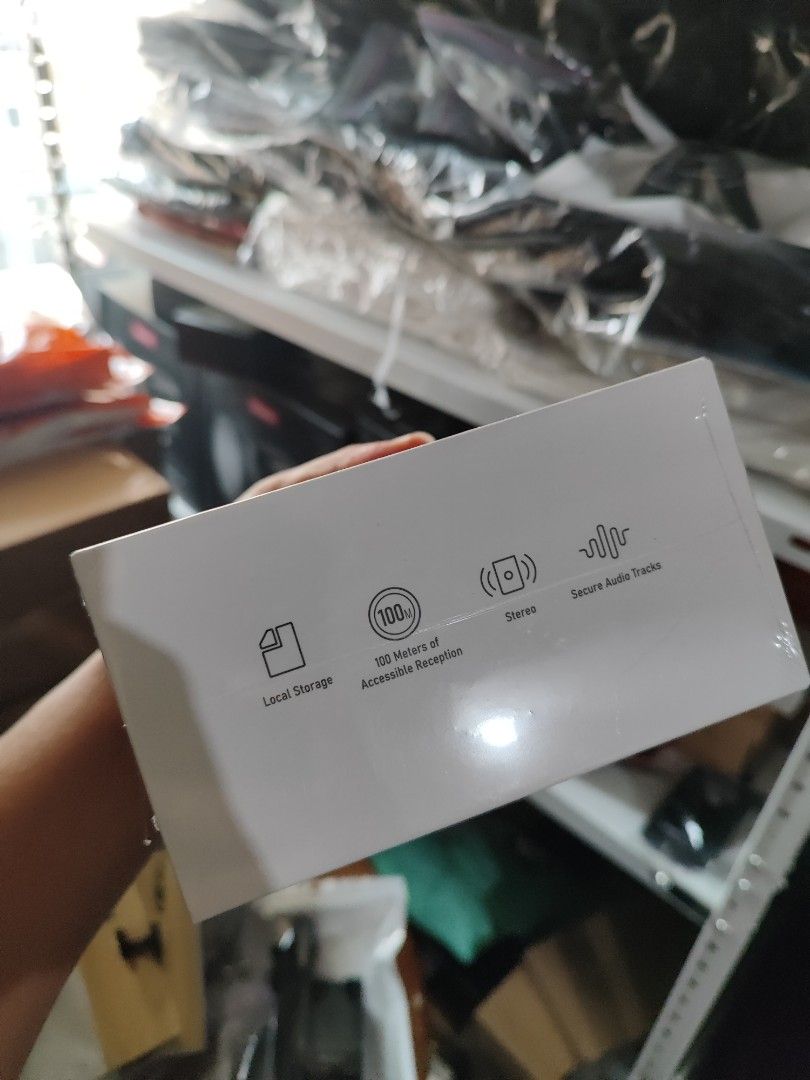 Ulanzi AM18 Umic -wireless mic w/ internal storage (Category: Microphones) located in Mandaluyong City. Submitted by cbawag (Listing ID 1291346785, Image 2). Description: Ulanzi AM18 Umic -wireless mic w/ internal storage 4490 php brand new sealed same day shipping available via lalamove / grab express.