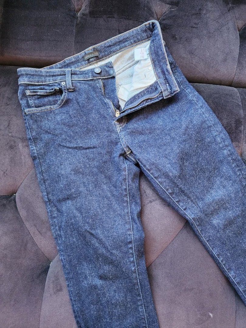 Uniqlo Jeans (Slim Fit) (Category: Jeans) located in Makati City. Submitted by ejsgmd (Listing ID 1291266796, Image 1). Description: Very good condition. Waist: 29in (73cm) Length: 36 in Within Metro Manila only DF to be shouldered by buyer MOP: Gcash RFS: I've outgrown it.