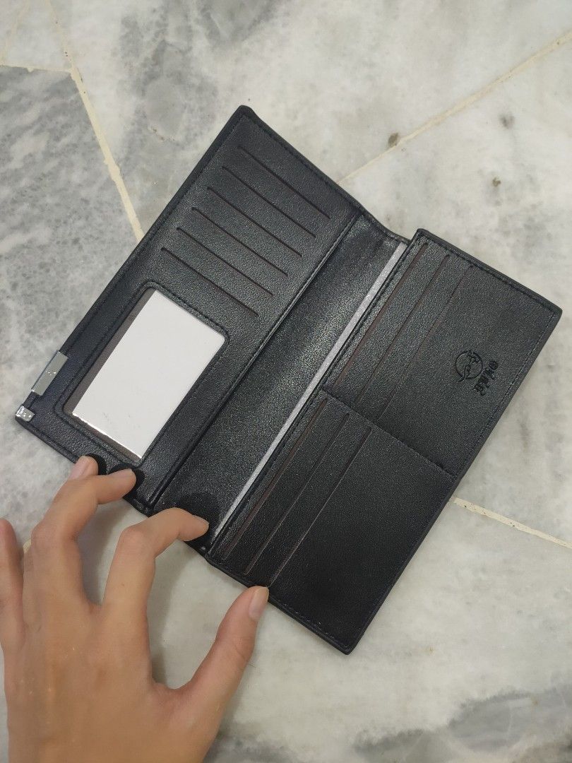 Wallet (Category: Wallets & Card Holders) located in Kuala Lumpur. Submitted by shinyee_62 (Listing ID 1291297523, Image 3). Description: Total can put 12 cards There's zipper pocket for the coins.