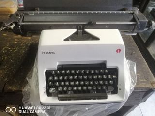 18 carriage olympia manual typewriter
