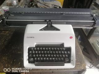 24carriage olympia manual typewriter