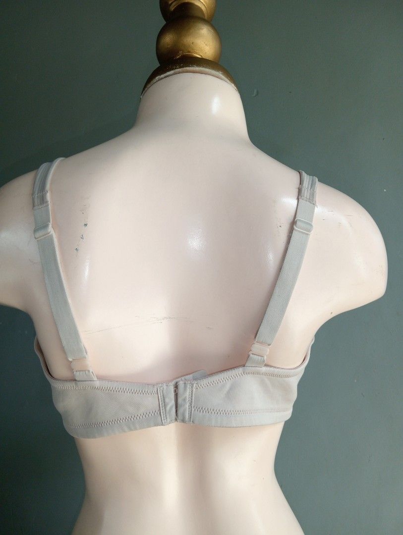 42c Vanity fair bra thin pads with underwire, Women's Fashion,  Undergarments & Loungewear on Carousell