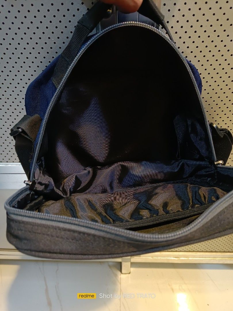 💯 Hawk Horizontal cross body Sling bag (Category: Sling Bags) located in General Mariano Alvarez. Submitted by randzwurkz85264 (Listing ID 1291501615, Image 3). Description: Original Hawk Horizontal cross body sling bag.