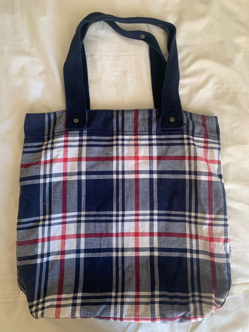 Abercrombie & Fitch Tote Bag (Category: Tote Bags) located in Lapu Lapu. Submitted by phee_bee (Listing ID 1291383279, Image 2). Description: Great Condition Open Closure Inside open pocket Medium to large size .