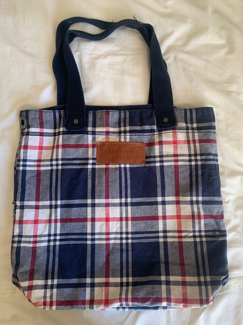 Abercrombie & Fitch Tote Bag (Category: Tote Bags) located in Lapu Lapu. Submitted by phee_bee (Listing ID 1291383279, Image 1). Description: Great Condition Open Closure Inside open pocket Medium to large size .