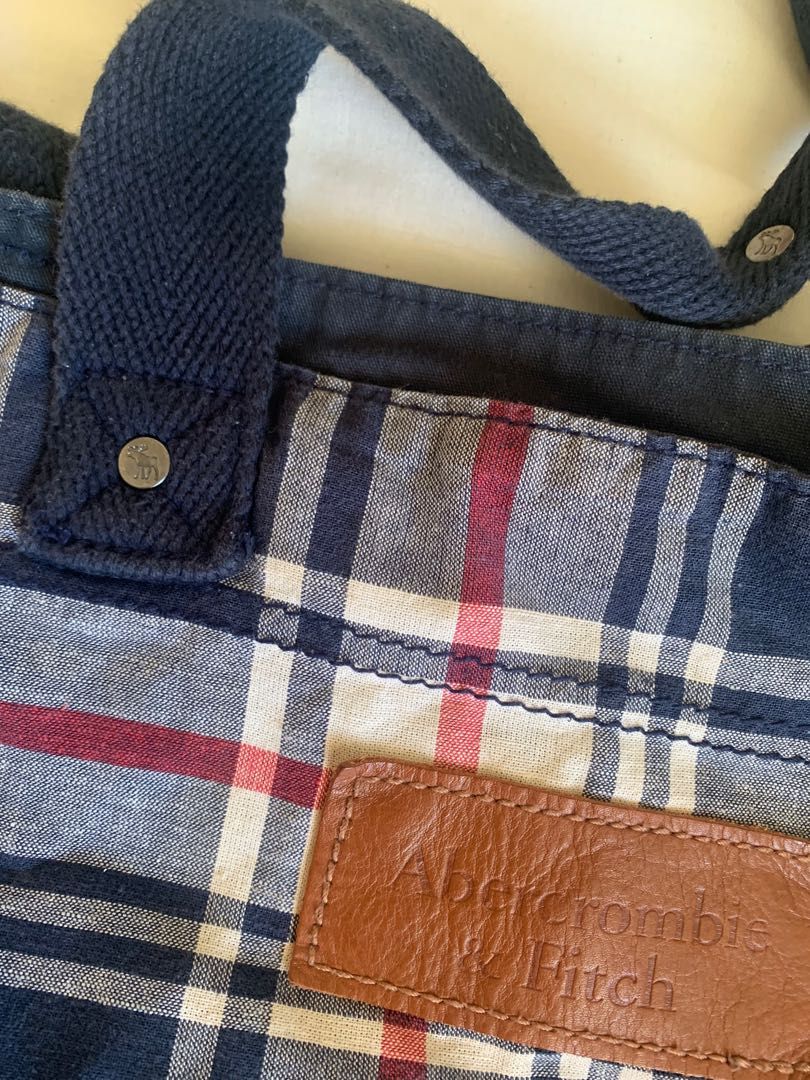 Abercrombie & Fitch Tote Bag (Category: Tote Bags) located in Lapu Lapu. Submitted by phee_bee (Listing ID 1291383279, Image 3). Description: Great Condition Open Closure Inside open pocket Medium to large size .