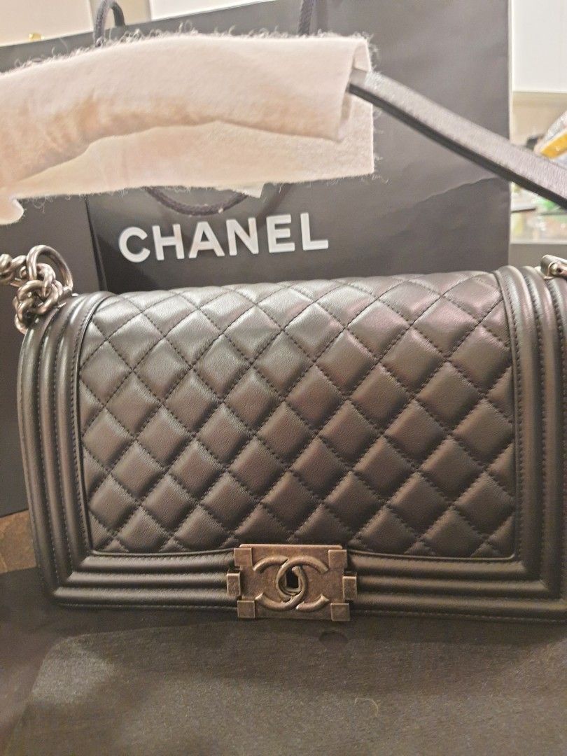 Authentic Chanel Le boy (Category: Luxury Bags & Wallets) located in Quezon City. Submitted by jenserr (Listing ID 1291490769, Image 1). Description: Brand new Chanel le boy new medium 430K.