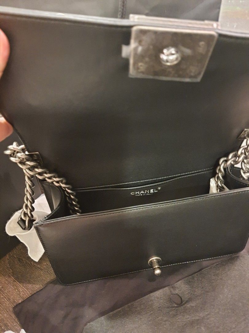 Authentic Chanel Le boy (Category: Luxury Bags & Wallets) located in Quezon City. Submitted by jenserr (Listing ID 1291490769, Image 2). Description: Brand new Chanel le boy new medium 430K.