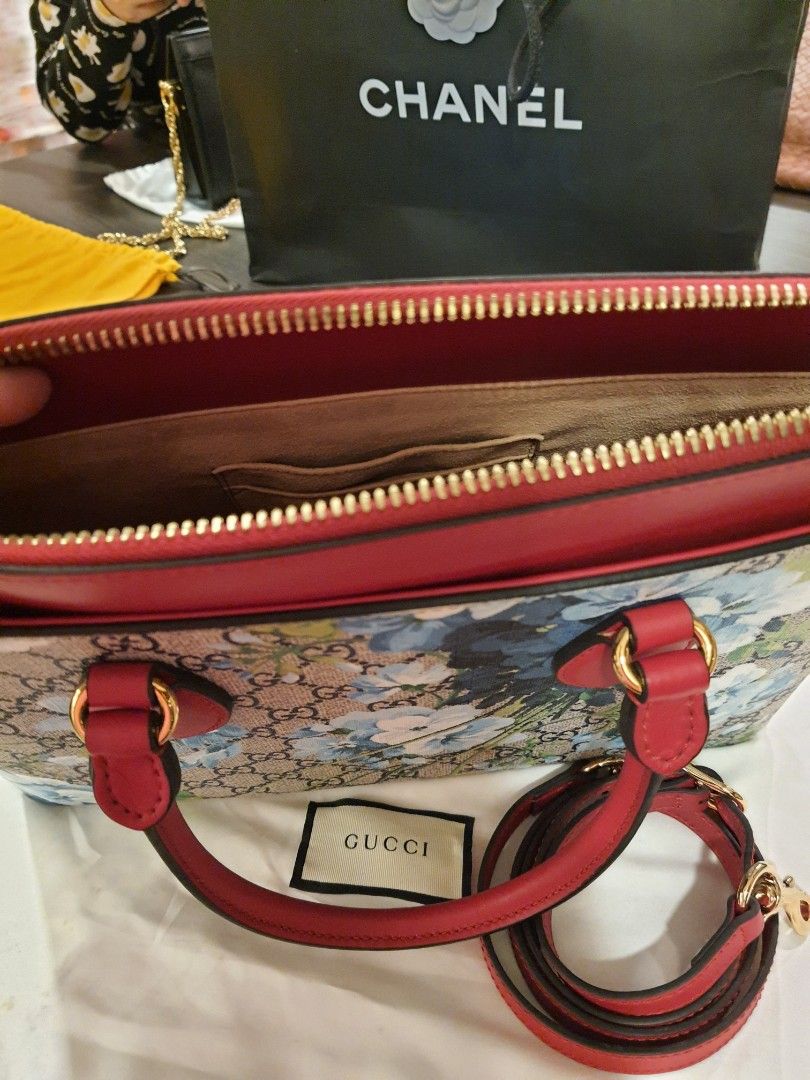 Authentic Gucci Blooms (Category: Luxury Bags & Wallets) located in Quezon City. Submitted by jenserr (Listing ID 1291489760, Image 2). Description: Brand New Never used but smells cabinet. Was bought 2019, then pandemic came. Hindi nagamit width 14inches x ht 10inches.