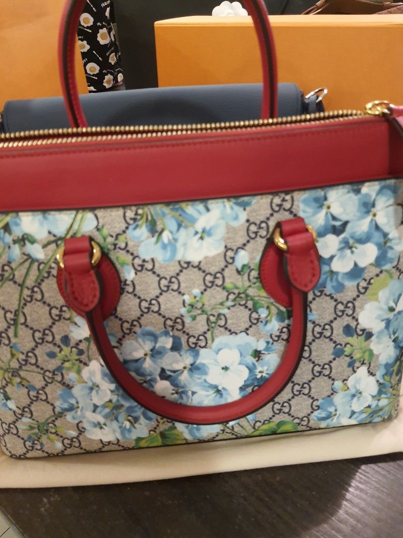 Authentic Gucci Blooms (Category: Luxury Bags & Wallets) located in Quezon City. Submitted by jenserr (Listing ID 1291489760, Image 1). Description: Brand New Never used but smells cabinet. Was bought 2019, then pandemic came. Hindi nagamit width 14inches x ht 10inches.